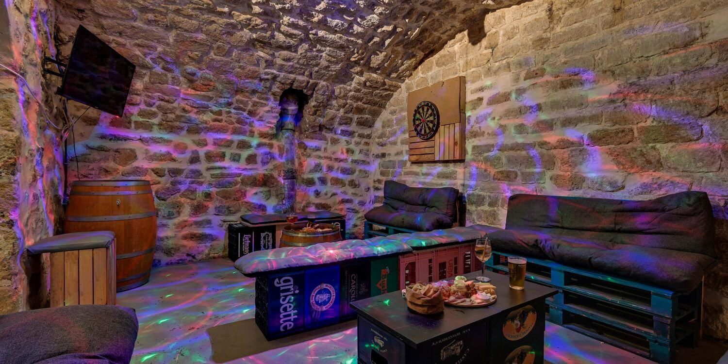Cave 1, fléchettes et TV
